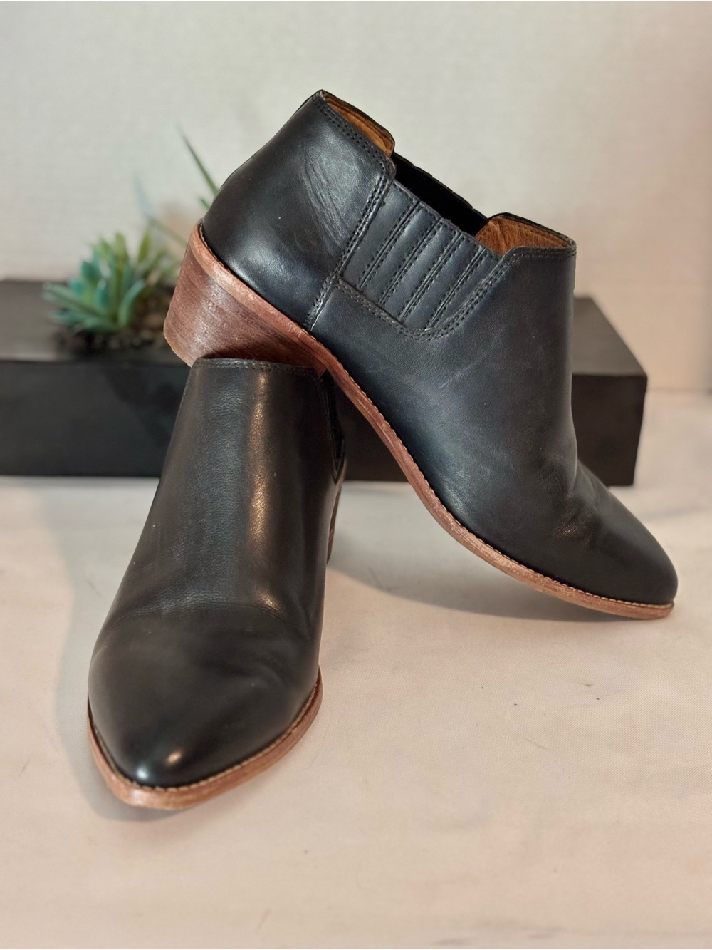 MADEWELL BLACK LEATHER CHELSEA POINTED WESTERN HEEL ELASTIC SIDE PANELS 
SZ 7.5